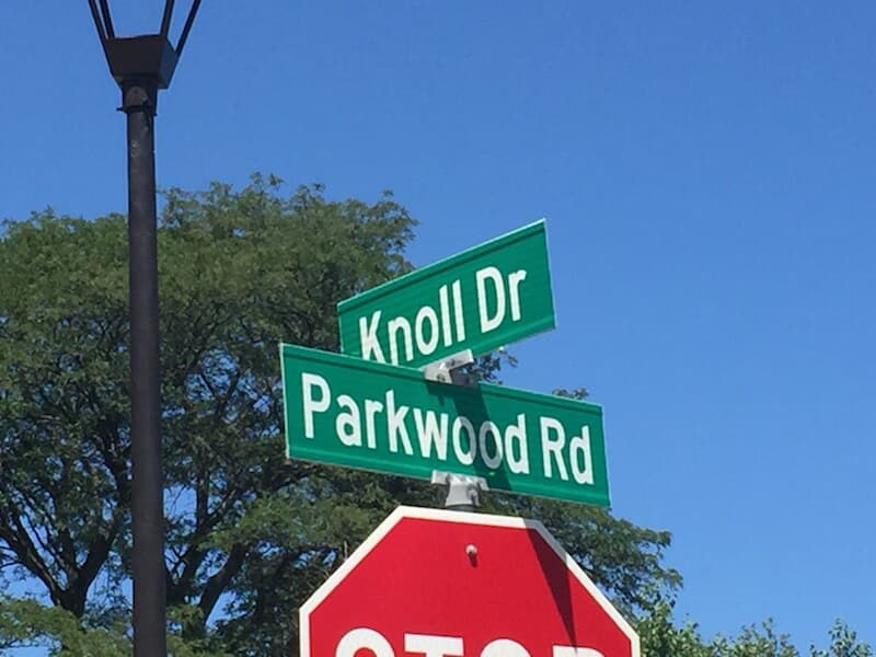 parkwood rd & knoll dr street sign