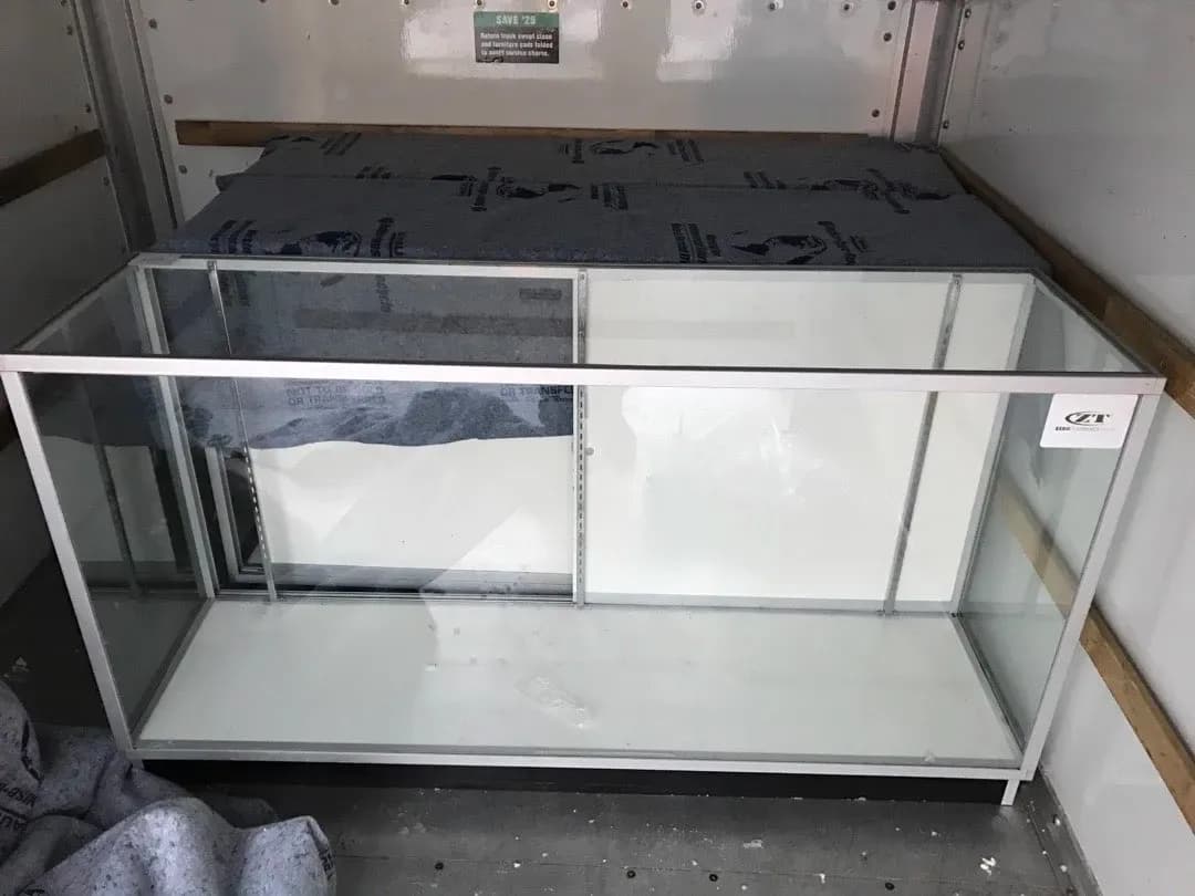 Glass showcase - Moving service